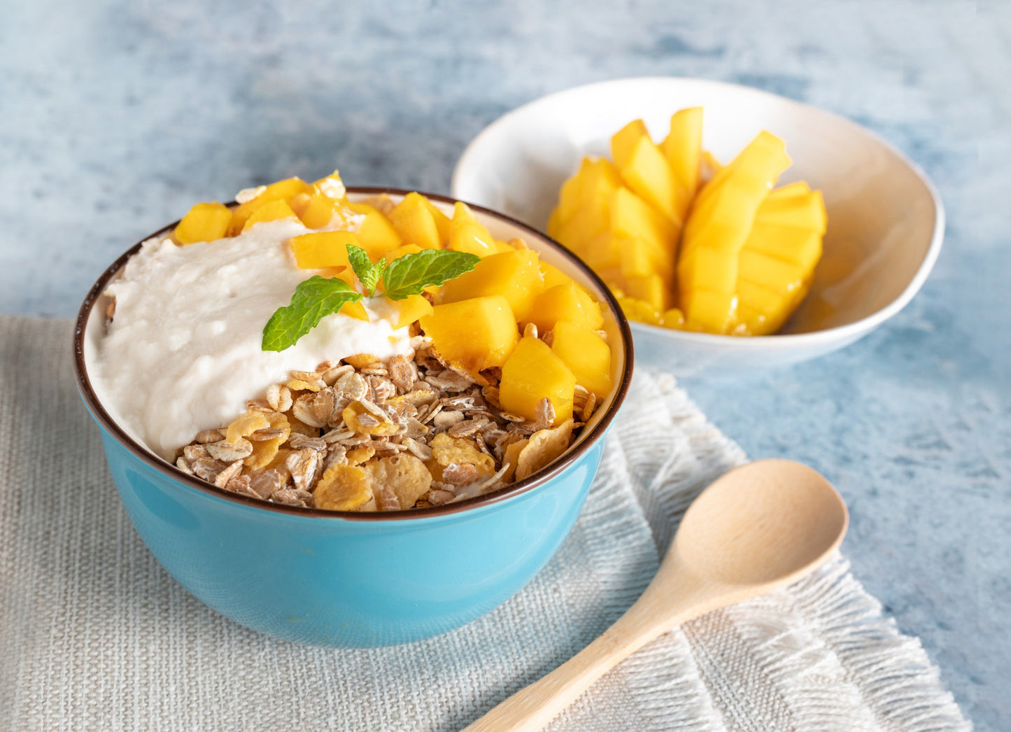 Yaourt grec garni de granola,mangue fraîche et papaye